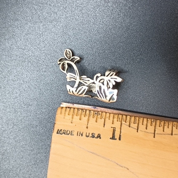 Silver Floral Ear Cuff no piercing earring flower vine ear accessory - Picture 4 of 4